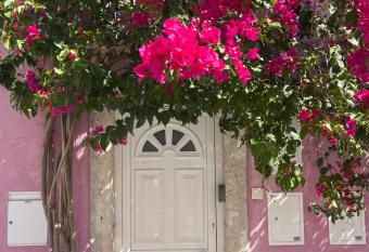 Casa Cor de Rosa has Smoking rooms
