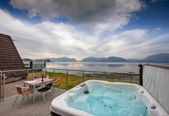 Loch Linnhe Waterfront Lodges with Hot Tubs has rooms with a private hot tub