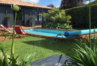 Chambres d h  te    Bois Plage allows 18 year olds to book a room