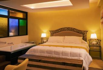 Hotel Tepeyac has rooms with a private hot tub