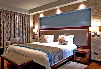 Magna Hotel and Suites allows 18 year olds to book a room