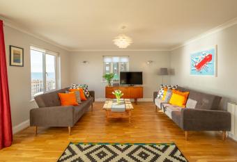 Pier Court Apartments Brighton has Balcony rooms