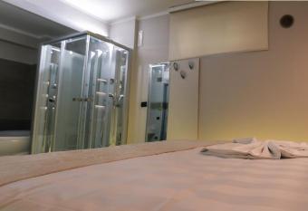 Hotel Pandora Residence has rooms with a private hot tub