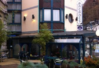 Hotel Les Arcades has Balcony rooms