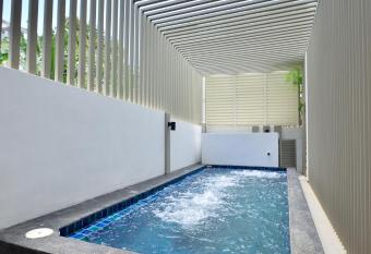 Iris Luxury Service Villa allows 18 year olds to book a room