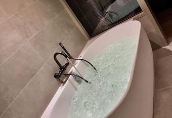 Boutique Hotel  Hof ter Duinen  has rooms with a private hot tub