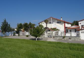 Villa Tikozidis has Balcony rooms
