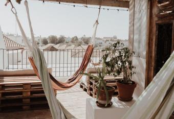 Casa da Madalena Backpackers Hostel allows 18 year olds to book a room