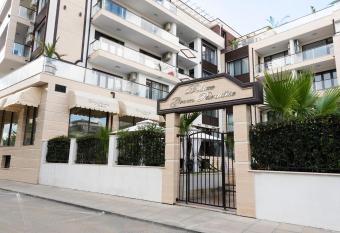 Green Paradise Deluxe Apartments allows 18 year olds to book a room