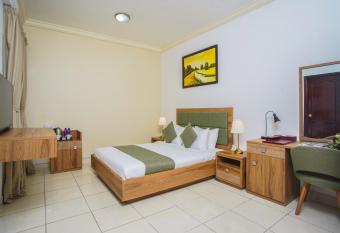 La Villa Palace Hotel has rooms with a private hot tub