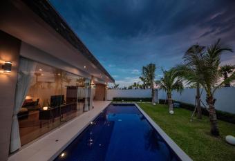 Angkor Rendezvous (Pool Villa) has rooms with a private hot tub