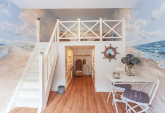 B&B  De Bedstee  has Balcony rooms