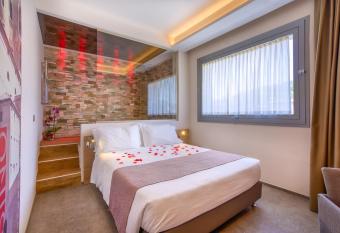 Boutique Hotel Bramante & SPA has rooms with a private hot tub