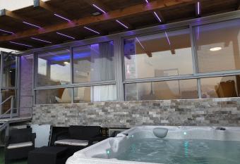 Avshalom Holiday Apartments has rooms with a private hot tub