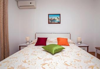 Rooms Stefania allows 18 year olds to book a room