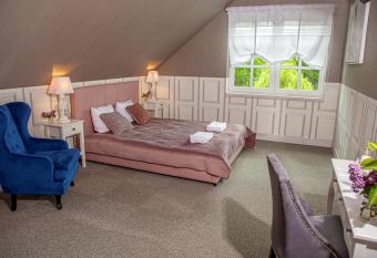 Wierzbowe Ranczo - blisko Suntago has rooms with a private hot tub