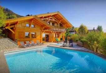 Chalet Beauvoir 12 - OVO Network has rooms with a private hot tub