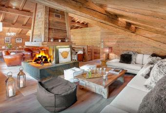 Chalet Patagonia - OVO Network has rooms with a private hot tub