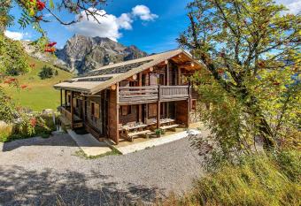 Chalet Capieu - Le Barn - OVO Network has rooms with a private hot tub