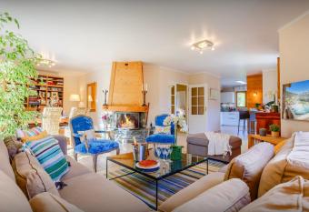 Chalet Les Roses Des Alpes - OVO Network has rooms with a private hot tub