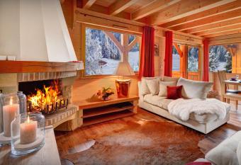 Chalet des Enfants La Clusaz - OVO Network has rooms with a private hot tub