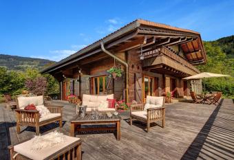 Chalet Morclan - OVO Network has rooms with a private hot tub