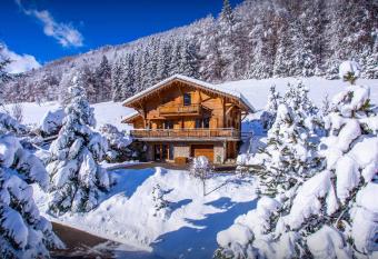 Chalet Alex - OVO Network has rooms with a private hot tub