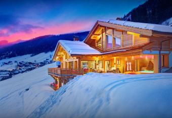 Chalet Alti - OVO Network has rooms with a private hot tub