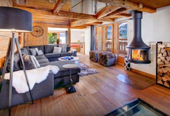 Chalet Colombine - OVO Network has rooms with a private hot tub