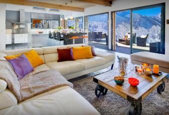 Chalet de Rollon - OVO Network has rooms with a private hot tub