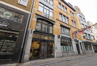 Alma Grand Place Hotel allows 18 year olds to book a room