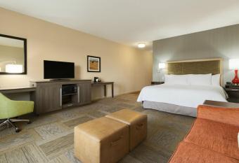 Hampton Inn by Hilton Edmonton/Sherwood Park has rooms with a private hot tub