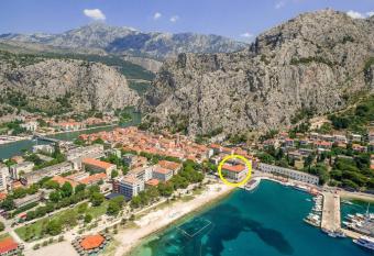 TORETA Apartment - city center, beachfront has Balcony rooms