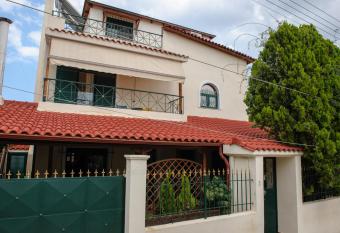 Artemis Sunrise has rooms with a private hot tub