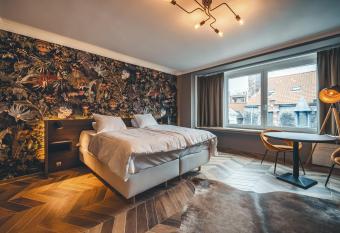 Prado Next Door has Balcony rooms