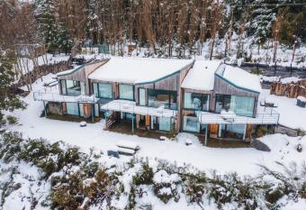 Correntoso TownHouses allows 18 year olds to book a room