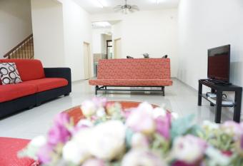 Warisan Indah Homestay KLIA 1 has Balcony rooms