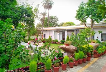 Hotel Toppers Corner has Smoking/Balcony rooms