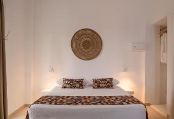 Cal Day Rooms Santorini allows 18 year olds to book a room