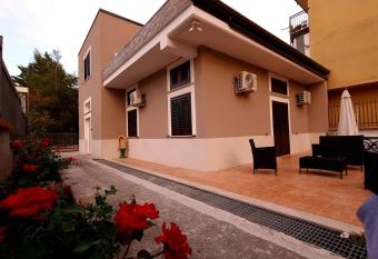 White House bed & breakfast has Balcony rooms