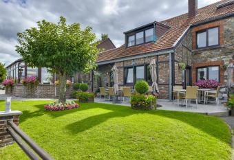 Hotel La Cr  maill  re allows 18 year olds to book a room