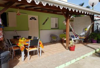 Bel Appartement - proche des plages de Sainte Anne has Balcony rooms