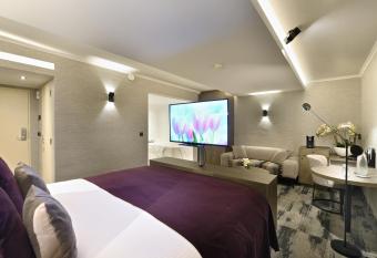 Hotel Charleroi Airport - Van Der Valk has rooms with a private hot tub