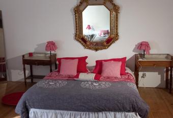 G  te Rouge Calme et Nature has Balcony rooms