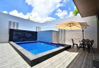 Violet Luxury Service Villa allows 18 year olds to book a room