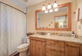 Engen Hus Bed And Breakfast has rooms with a private hot tub