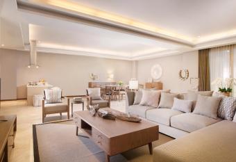 The Sintesa Residence Jimbaran has rooms with a private hot tub