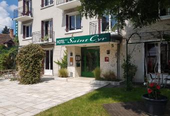 H  tel Saint Cyr allows 18 year olds to book a room