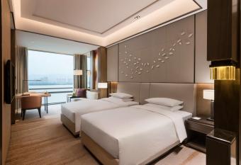 Hyatt Regency Fuzhou Cangshan has rooms with a private hot tub