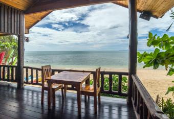 Koh Jum Ocean Beach Resort has rooms with a private hot tub